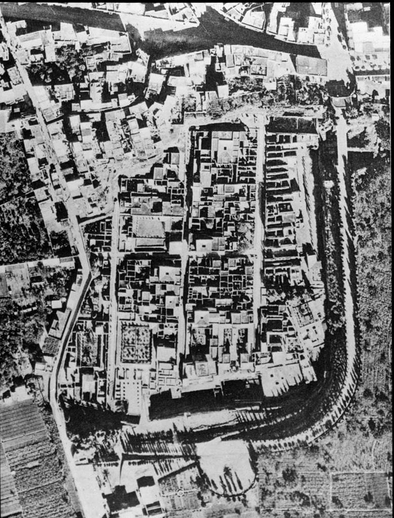 Herculaneum from the air. 1958. Maiuri, 1958 Ercolano, I,p.19.f 22 oM.
At the top of the photo, northern end, are the houses of Resina, now known as Ercolano.
Photo used with the permission of the Institute of Archaeology, University of Oxford. File name instarchbx116im006 Resource ID 42234.
See photo on University of Oxford HEIR database